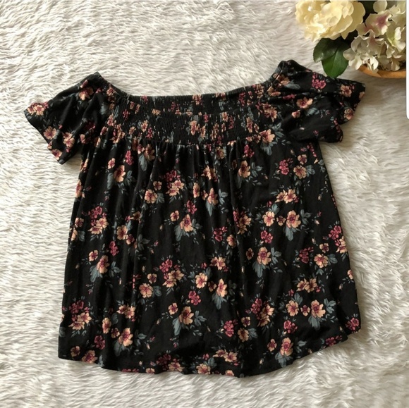 American Eagle Outfitters Tops - American eagle off shoulder top